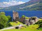 jezero Loch Ness a zcenina hradu Urquhart Castle