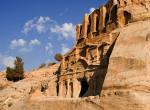 Skalní město Petra - hrobka Bas´is