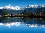 Pokhara - pohled od jezera Phewa na Himaláje - Fish Tail a oblast Annapurny.