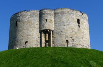 Gotická pevnost Cliffords Tower v Yorku