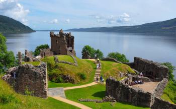 Urquhart Castle, hrad Urquhart a jezero Loch Ness