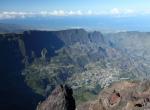 Reunion, vhled na Cilaos z vrcholu Piton des Neiges